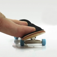 1 Set Wood Professional Fingerboard Toys Mini Finger Skateboard PU Non-slip Frosted Mat Finger Maple Skateboard Toy for Children